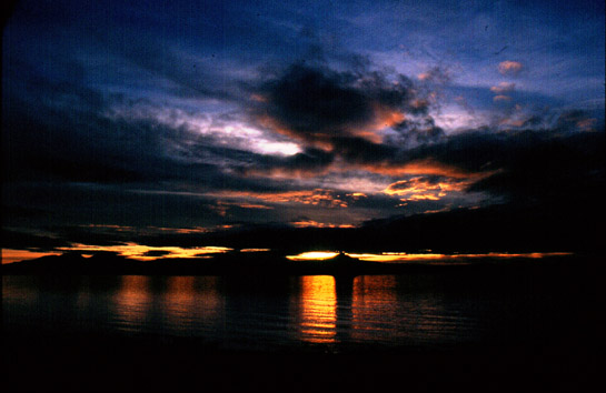 Solnetgång över sjö